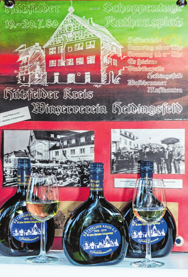 Zu den 40. Hätzfelder Schoppentagen gibt es einen Jubiläumsbocksbeutel. Im Hintergrund das Plakat der Schoppentage 1980. Zu den 40. Hätzfelder Schoppentagen gibt es einen Jubiläumsbocksbeutel. Im Hintergrund das Plakat der Schoppentage 1980.