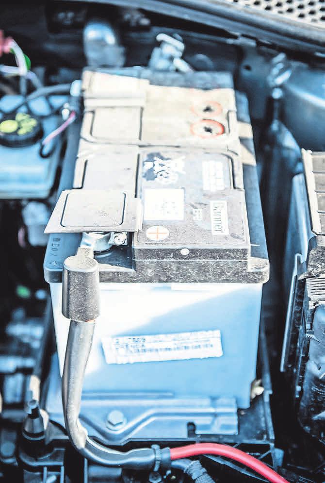 Bei winterlicher Kälte kann eine altersschwache Batterie schnell ihren Geist aufgeben, das Auto springt dann nicht mehr an und benötigt eine Starthilfe. Foto:djd/ www.garantiedirekt.de/JFX-Pictures Bei winterlicher Kälte kann eine altersschwache Batterie schnell ihren Geist aufgeben, das Auto springt dann nicht mehr an und benötigt eine Starthilfe. Foto:djd/ www.garantiedirekt.de/JFX-Pictures
