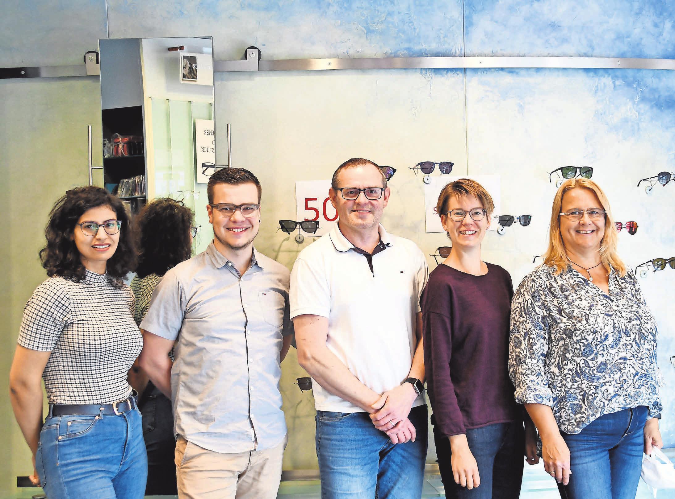Gehen gern auf die individuellen Bedürfnisse der Kunden ein: Sara Mahmoun (von links), Philipp Ries, Uwe Konnerth, Sandra Riemann und Claudia Bühler von Damboldt Optik. Gehen gern auf die individuellen Bedürfnisse der Kunden ein: Sara Mahmoun (von links), Philipp Ries, Uwe Konnerth, Sandra Riemann und Claudia Bühler von Damboldt Optik.