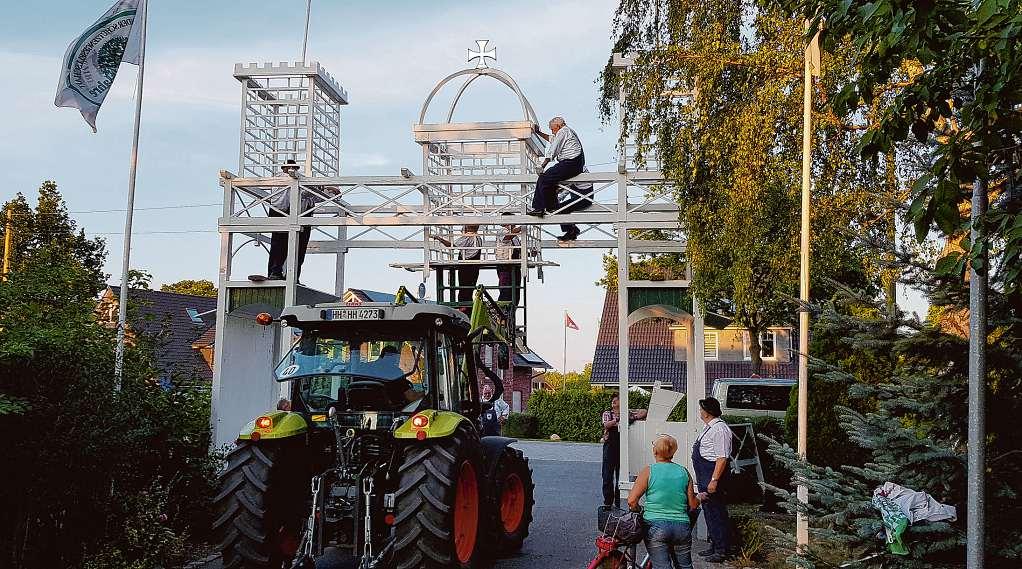 Der Festplatz am Neuengammer Hausdeich wird für das Schützenfest hergerichtet Foto: VSG