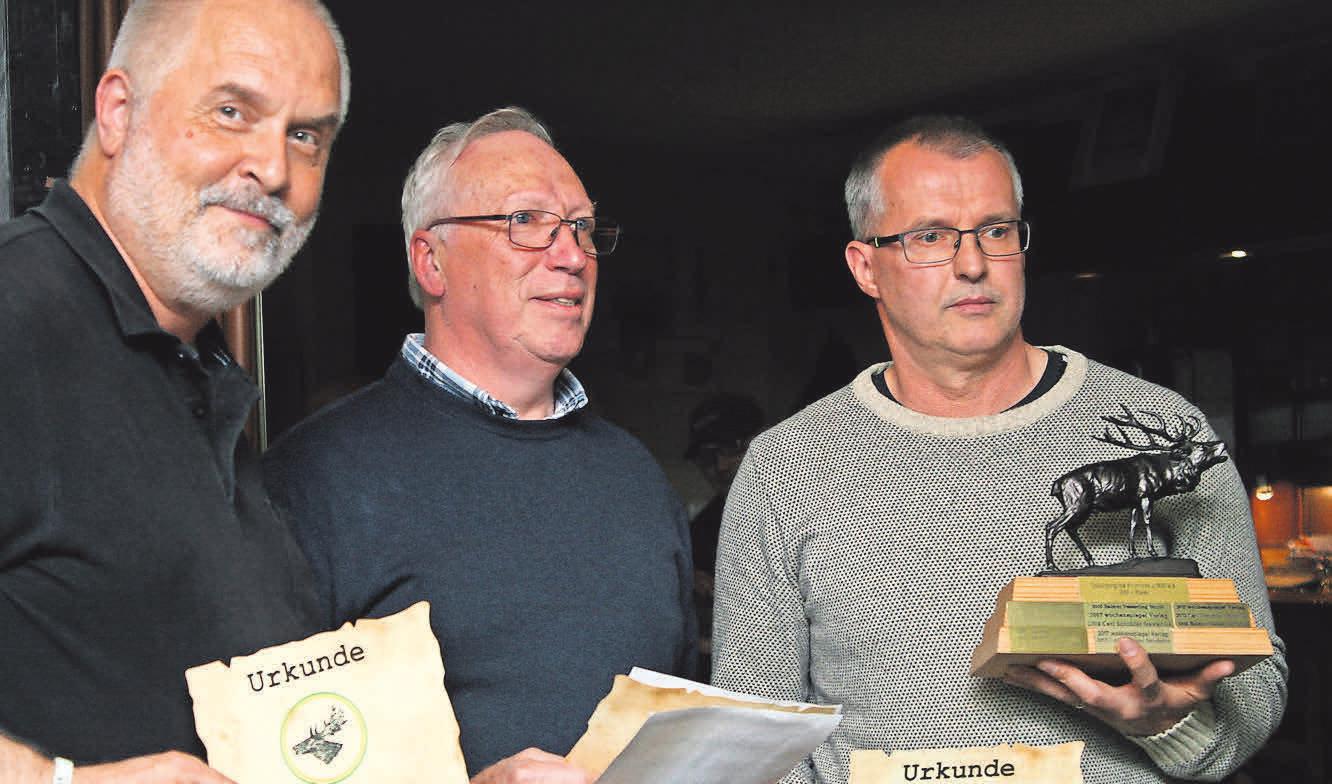 Lars Michael (von links), Schiessleiter Wolfgang Hirte und Wolfgang Wilke bei der Siegerehrung. Lars Michael (von links), Schiessleiter Wolfgang Hirte und Wolfgang Wilke bei der Siegerehrung.