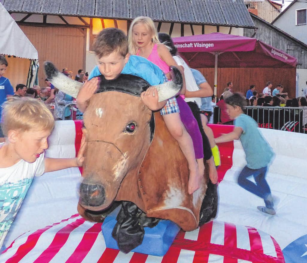 Geschicklichkeit ist auch beim Bullenreiten gefragt. FOTO: GRIMM Geschicklichkeit ist auch beim Bullenreiten gefragt. FOTO: GRIMM