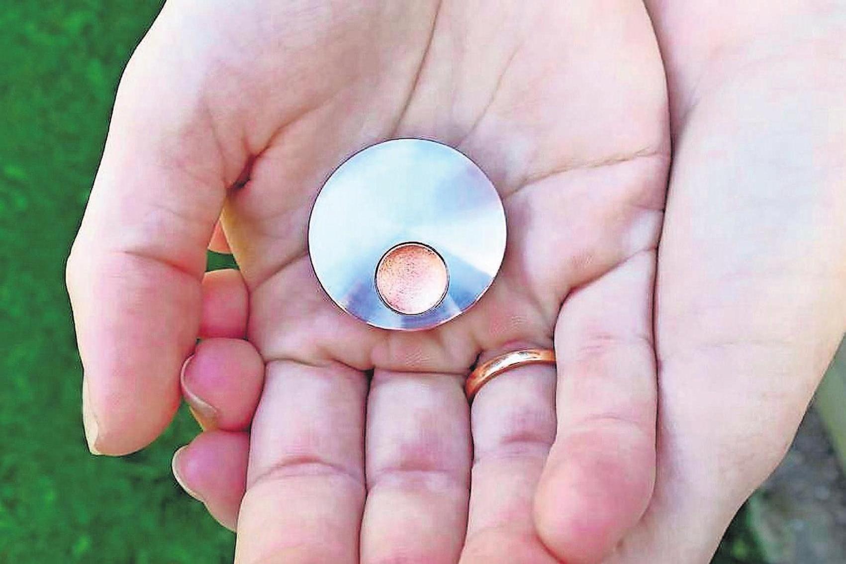 Wenn Haare oder Asche des Verstorbenen im Schmuckstück eingeschlossen sind, kann dieses nie wieder geöffnet werden. Foto: djd/www.nanogermany.de Wenn Haare oder Asche des Verstorbenen im Schmuckstück eingeschlossen sind, kann dieses nie wieder geöffnet werden. Foto: djd/www.nanogermany.de