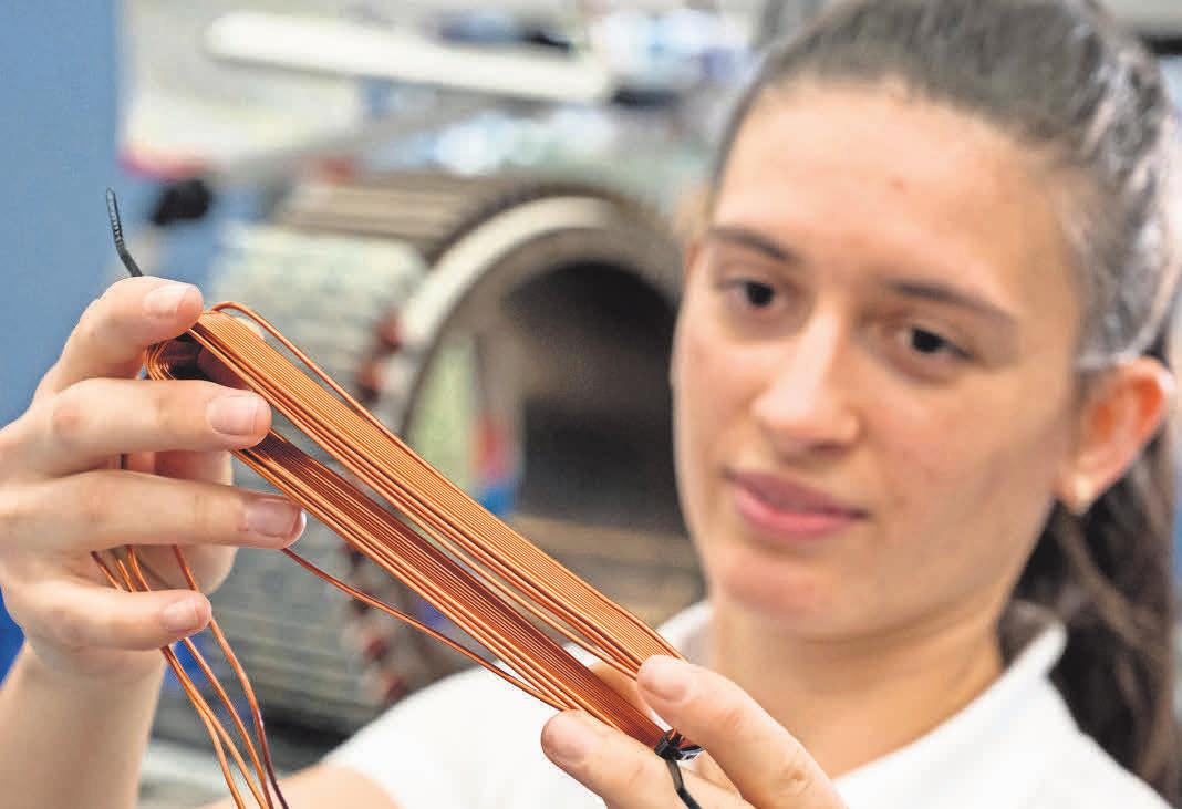 Anita Majnovic ist angehende Industrieelektrikerin. In ihrem Ausbildungsbetrieb in Suhl beschäftigt sie sich zum Beispiel mit dem Spulendraht eines Direktantriebs. Jens-Ulrich Koch/dpa-tmn Anita Majnovic ist angehende Industrieelektrikerin. In ihrem Ausbildungsbetrieb in Suhl beschäftigt sie sich zum Beispiel mit dem Spulendraht eines Direktantriebs. Jens-Ulrich Koch/dpa-tmn