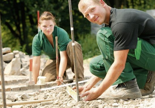 Die Experten für Garten und Landschaft gehen nicht nur mit Pflanzen um, sondern sie bedienen auch Motorsäge, Bagger und andere Maschinen und pflastern Plätze und Wege. Bild: BGL Die Experten für Garten und Landschaft gehen nicht nur mit Pflanzen um, sondern sie bedienen auch Motorsäge, Bagger und andere Maschinen und pflastern Plätze und Wege. Bild: BGL