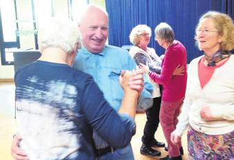 Fürs Tanzen ist niemand zu alt. Die Tanzpädagogin Ingrid Saalfeld (re.) bietet mehrere Kurse für die ältere Generation an – auch Alleinstehende sind willkommen. Foto: privat