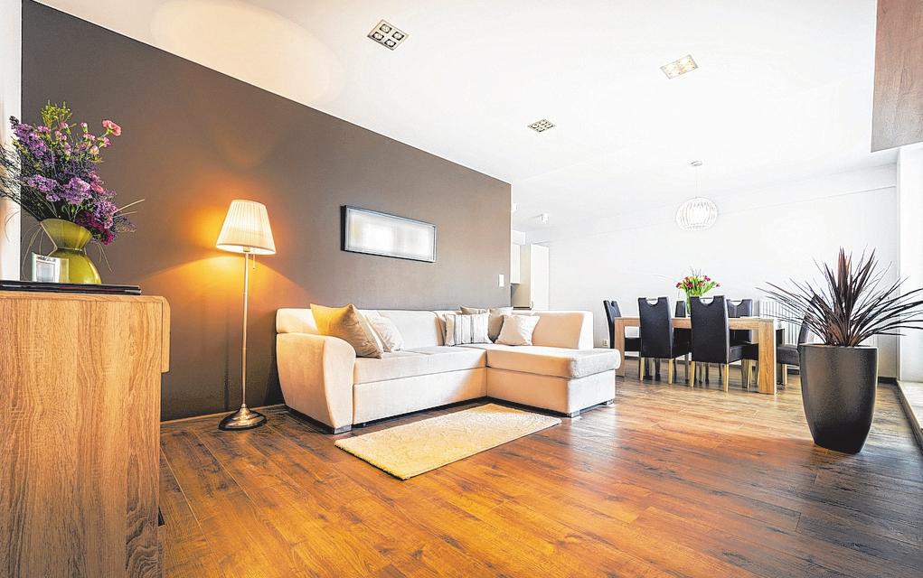 Gesunde Wohlfühlatmosphäre mit der richtigen Holzpflege. Foto: epr/Remmers/ Jacek Kadaj/©Cinematographer - stock.adobe.com Gesunde Wohlfühlatmosphäre mit der richtigen Holzpflege. Foto: epr/Remmers/ Jacek Kadaj/©Cinematographer - stock.adobe.com