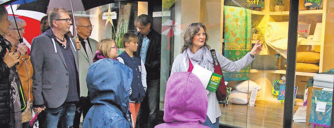 Bei der Straßengalerie 2017 gingen die Besucher im Regen auf Kunsttour. Bei der Straßengalerie 2017 gingen die Besucher im Regen auf Kunsttour.