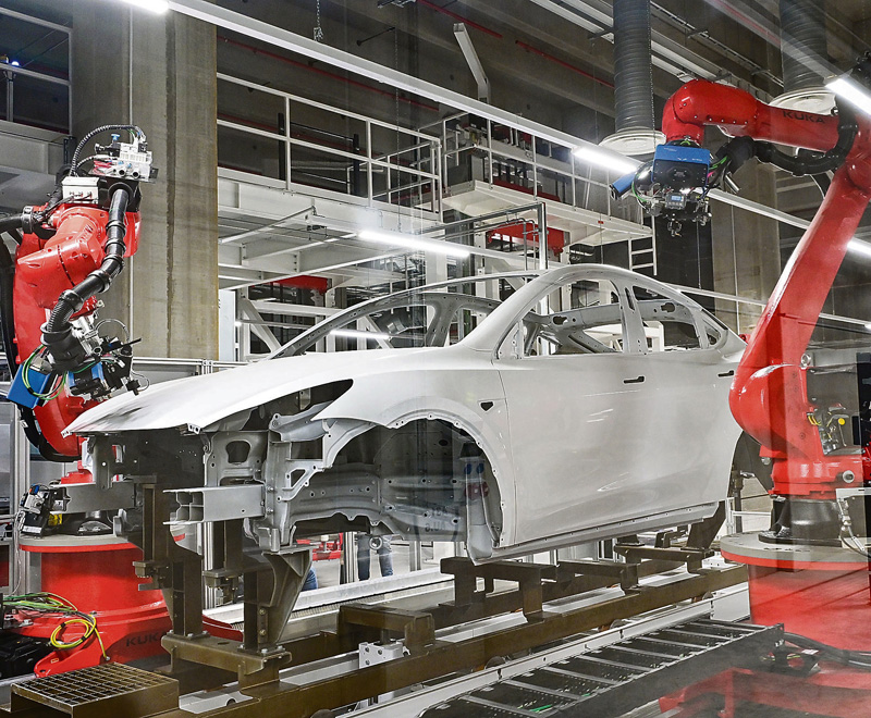 Vorreiter. Roboter fertigen das Tesla Model Y beim Tag der offenen Tür in der Gigafactory in Grünheide.