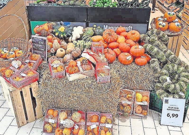 Es gibt auch viele Kürbisvariationen im EDEKA-LadageFrischemarkt. Es gibt auch viele Kürbisvariationen im EDEKA-LadageFrischemarkt.