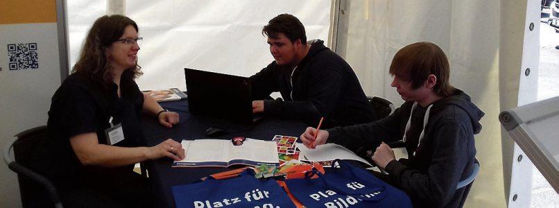 Bewerbungsmappencheck bei BBQ: An der Top Job 2019 wird auch wieder ein Bewerbungsmappencheck am Stand der BBQ gGmbH von 10 bis 15 Uhr angeboten. Egal ob per Post, E-mail oder im Onlineportal – Sie wissen nicht weiter? Bei BBQ bekommen Sie Tipps für die passende Bewerbungsform. Mitzubringen sind: aktueller Lebenslauf, aktuelles Anschreiben, Deckblatt, optional eine komplette Bewerbungsmappe, digital oder ausgedruckt. Bild: BBQ Berufliche Bildungs gGmbH Bewerbungsmappencheck bei BBQ: An der Top Job 2019 wird auch wieder ein Bewerbungsmappencheck am Stand der BBQ gGmbH von 10 bis 15 Uhr angeboten. Egal ob per Post, E-mail oder im Onlineportal – Sie wissen nicht weiter? Bei BBQ bekommen Sie Tipps für die passende Bewerbungsform. Mitzubringen sind: aktueller Lebenslauf, aktuelles Anschreiben, Deckblatt, optional eine komplette Bewerbungsmappe, digital oder ausgedruckt. Bild: BBQ Berufliche Bildungs gGmbH