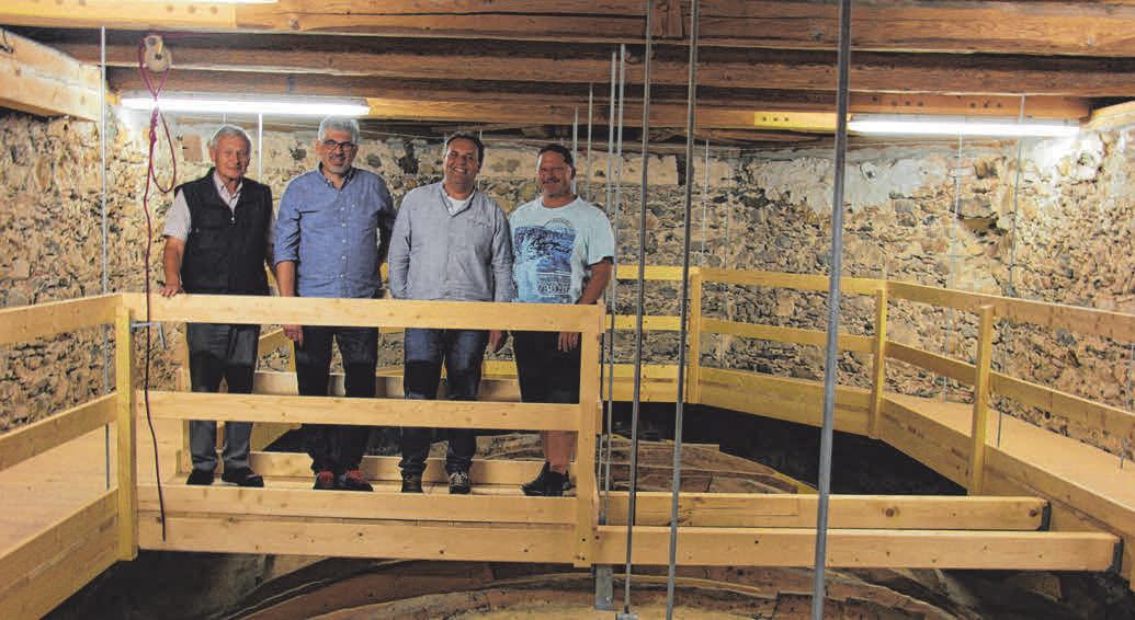 Die Pfarrgemeinde will nun die abgeschlossenen Arbeiten am kommenden Sonntag, den 29. September um 9.30 Uhr, am Fest des heiligen Michael unter Mitwirkung des Kirchenchors und der Musikkapellle feiern. Die Pfarrgemeinde will nun die abgeschlossenen Arbeiten am kommenden Sonntag, den 29. September um 9.30 Uhr, am Fest des heiligen Michael unter Mitwirkung des Kirchenchors und der Musikkapellle feiern.