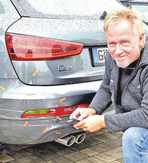 Schadensaufnahme: Für die Versicherung merkiert Dirk Clausen die Beschädigungen mit Pfeilen. Schadensaufnahme: Für die Versicherung merkiert Dirk Clausen die Beschädigungen mit Pfeilen.