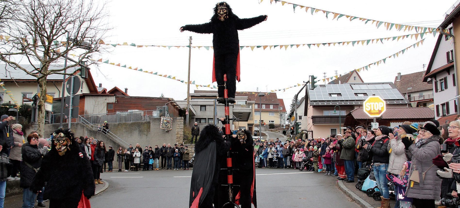 Die Teufel-Gruppe der NZ Eutingen entdeckt gerne die Höhen, hier in der Eutinger Marktstraße. Bilder: Alexandra Feinler