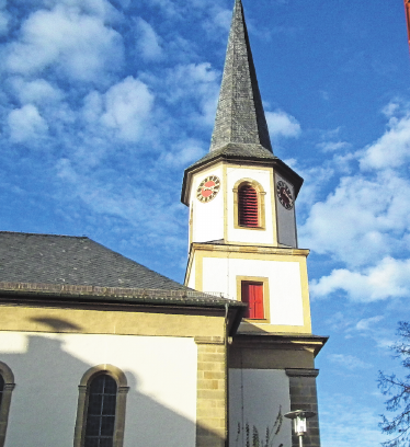 Weithin sichtbar ist die Turmuhr am Kirchturm. Weithin sichtbar ist die Turmuhr am Kirchturm.