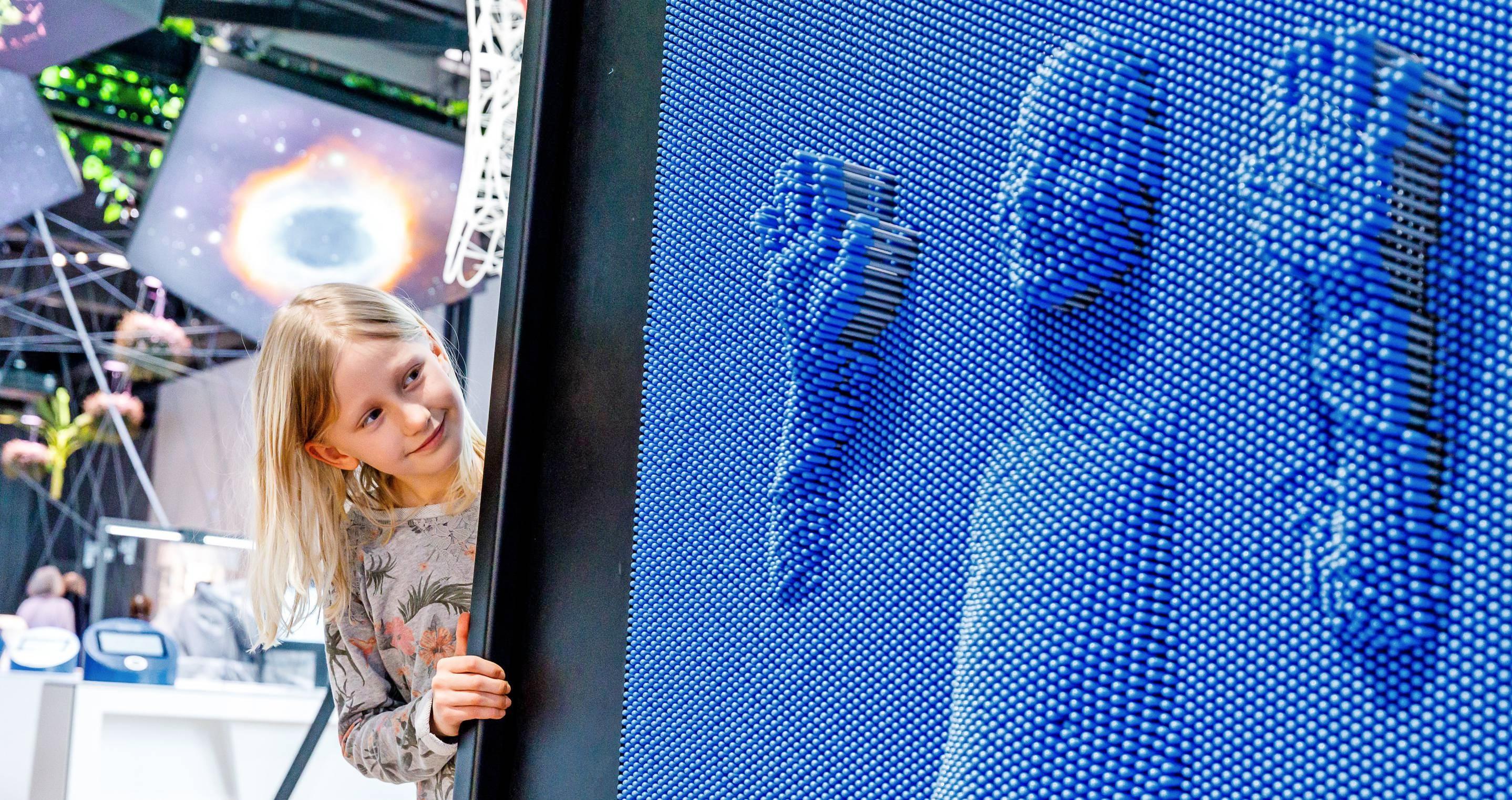 Nanu, wer guckt denn da? Im Heilbronner Science Center Experimenta gibt es viel zu sehen und neben der ständigen Ausstellung viele Veranstaltungen (nicht nur) für Kinder. Aber auch sonst ist in der Region während der Ferien einiges geboten. Foto: Experimenta gGmbH Nanu, wer guckt denn da? Im Heilbronner Science Center Experimenta gibt es viel zu sehen und neben der ständigen Ausstellung viele Veranstaltungen (nicht nur) für Kinder. Aber auch sonst ist in der Region während der Ferien einiges geboten. Foto: Experimenta gGmbH