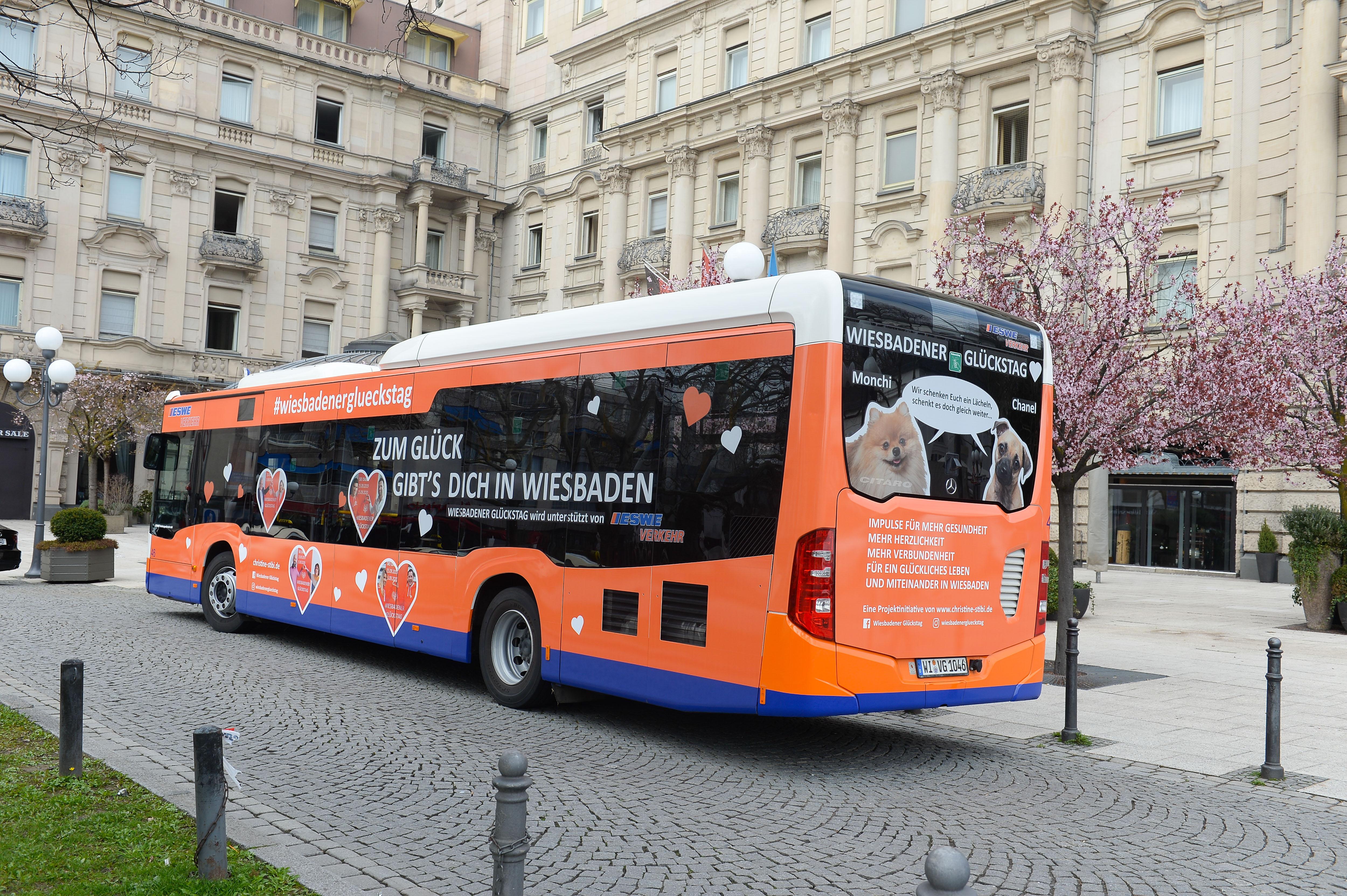 Der GLÜCKSTAG BUS… er rollt und rollt. Schenkt täglich viele Lächeln in Wiesbaden“ Foto: P. Müller Der GLÜCKSTAG BUS… er rollt und rollt. Schenkt täglich viele Lächeln in Wiesbaden“ Foto: P. Müller