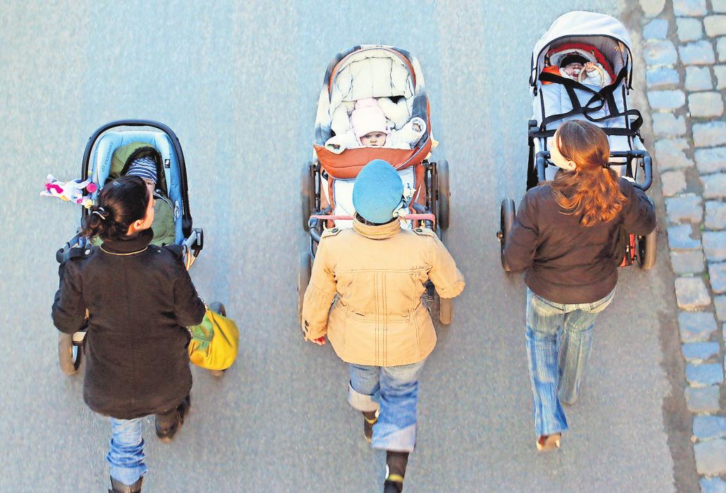 Sicher, komfortabel, leicht in der Handhabung – und schick soll er auch noch sein: Um einen idealen Kinderwagen zu finden, sollten Eltern auf Beratung setzen und auf Prüfsiegel achten. FOTO: WOLFRAM STEINBERG/DPA Sicher, komfortabel, leicht in der Handhabung – und schick soll er auch noch sein: Um einen idealen Kinderwagen zu finden, sollten Eltern auf Beratung setzen und auf Prüfsiegel achten. FOTO: WOLFRAM STEINBERG/DPA