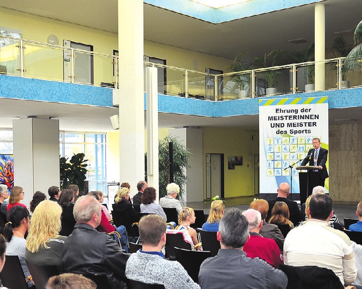 In der Bürgerhalle begrüßte Oberbürgermeister Klaus Mohrs die jungen Sportler und ihre Eltern. Wie in jedem Jahr zeichnete die Stadt ihre jungen Athleten aus. In der Bürgerhalle begrüßte Oberbürgermeister Klaus Mohrs die jungen Sportler und ihre Eltern. Wie in jedem Jahr zeichnete die Stadt ihre jungen Athleten aus.