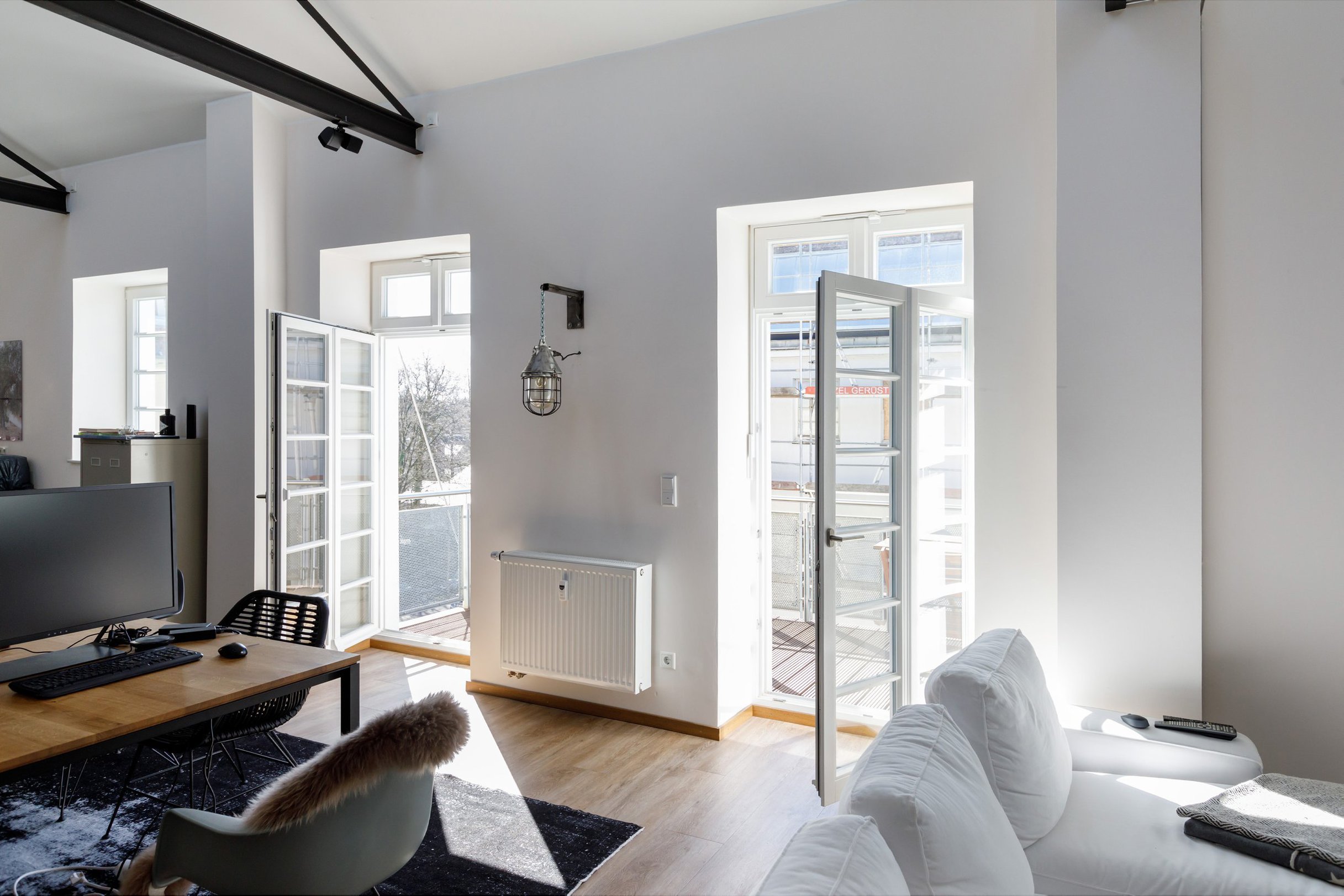 Richtiges Stoßlüften tauscht die Raumluft rund 200 Mal schneller aus als gekippte Fenster und spart dadurch viel Heizenergie. FOTOS: ISOTEC/CORNELIS GOLLHARDT Richtiges Stoßlüften tauscht die Raumluft rund 200 Mal schneller aus als gekippte Fenster und spart dadurch viel Heizenergie. FOTOS: ISOTEC/CORNELIS GOLLHARDT