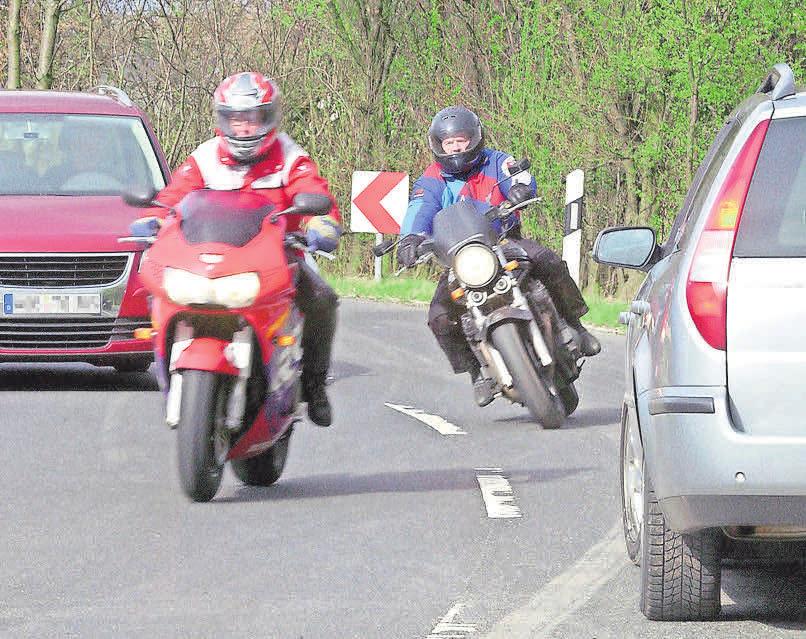 Gewagte Manöver vermeiden: Als Motorradfahrer hat man wegen des geringen Schutzes immer die schlechteren Karten. Foto: Allianz Gewagte Manöver vermeiden: Als Motorradfahrer hat man wegen des geringen Schutzes immer die schlechteren Karten. Foto: Allianz