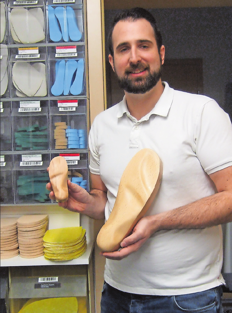 Schwerpunkt von Orthopädieschuhmachermeister Erik Köberlein ist die Anfertigung von orthopädischen Schuhen sowie Einlagen in den Größen 20 bis 50. FOTO: SCHAAR Schwerpunkt von Orthopädieschuhmachermeister Erik Köberlein ist die Anfertigung von orthopädischen Schuhen sowie Einlagen in den Größen 20 bis 50. FOTO: SCHAAR