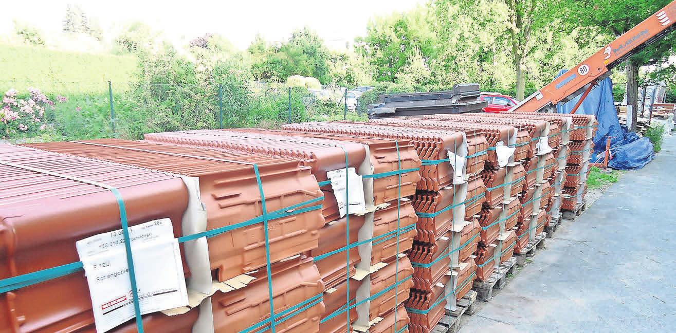 Neue Ziegel für die Dachsanierung? Zahlreiche Aufwendungen können abgerechnet werden. Foto: Busche Neue Ziegel für die Dachsanierung? Zahlreiche Aufwendungen können abgerechnet werden. Foto: Busche