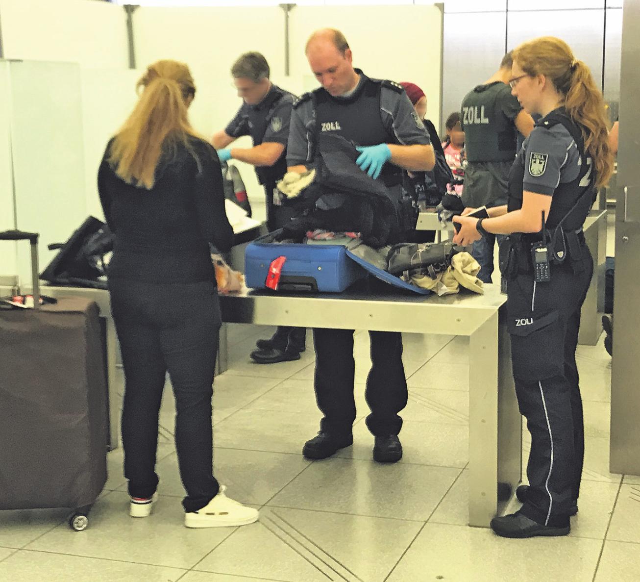 Klose durchsucht Kleidungsstücke der Person, in der Zeit hat Müller diese stets im Blick. Foto: Büge Klose durchsucht Kleidungsstücke der Person, in der Zeit hat Müller diese stets im Blick. Foto: Büge