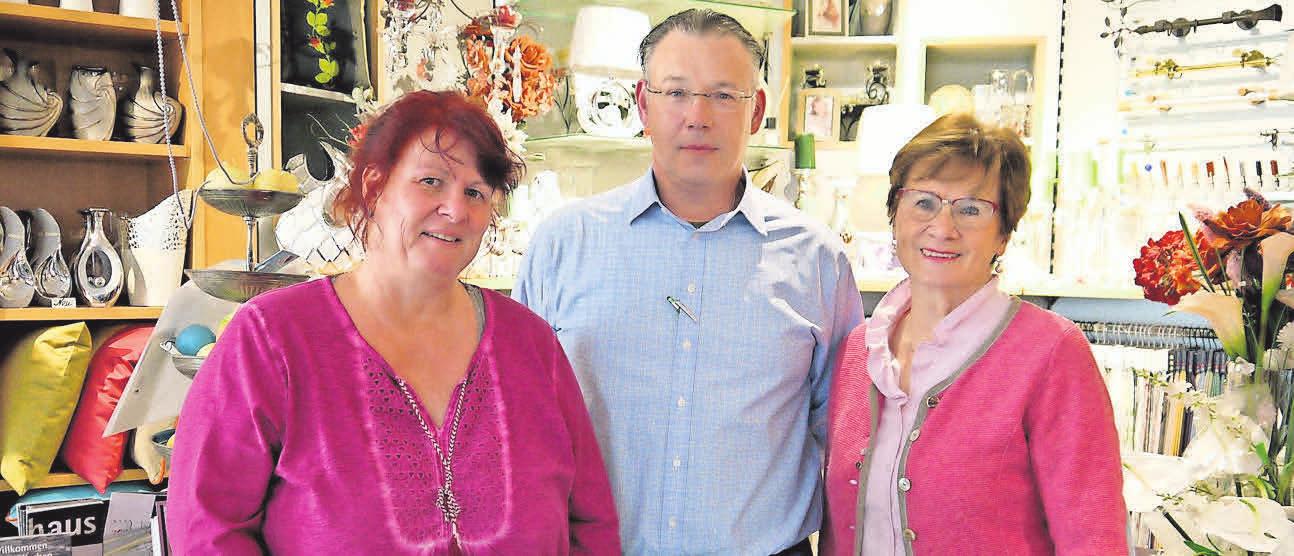 Stehen ihren Kunden gern beratend zur Seite: Mitarbeiterin Bettina Kreymeyer (von links) sowie Oliver und Brunhilde Preuß. Stehen ihren Kunden gern beratend zur Seite: Mitarbeiterin Bettina Kreymeyer (von links) sowie Oliver und Brunhilde Preuß.