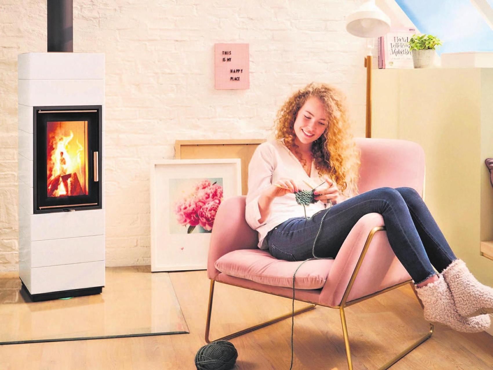 Rot, blau oder grün? Ein Farbsystem im Sockelfuss des Kaminofens – fast nicht sichtbar und deshalb wenig störend – hilft, das Feuer zu meistern. Die LED-Anzeige signalisiert, ob umweltfreundlich geheizt wird. Foto: Leda Werk/akz-d Rot, blau oder grün? Ein Farbsystem im Sockelfuss des Kaminofens – fast nicht sichtbar und deshalb wenig störend – hilft, das Feuer zu meistern. Die LED-Anzeige signalisiert, ob umweltfreundlich geheizt wird. Foto: Leda Werk/akz-d