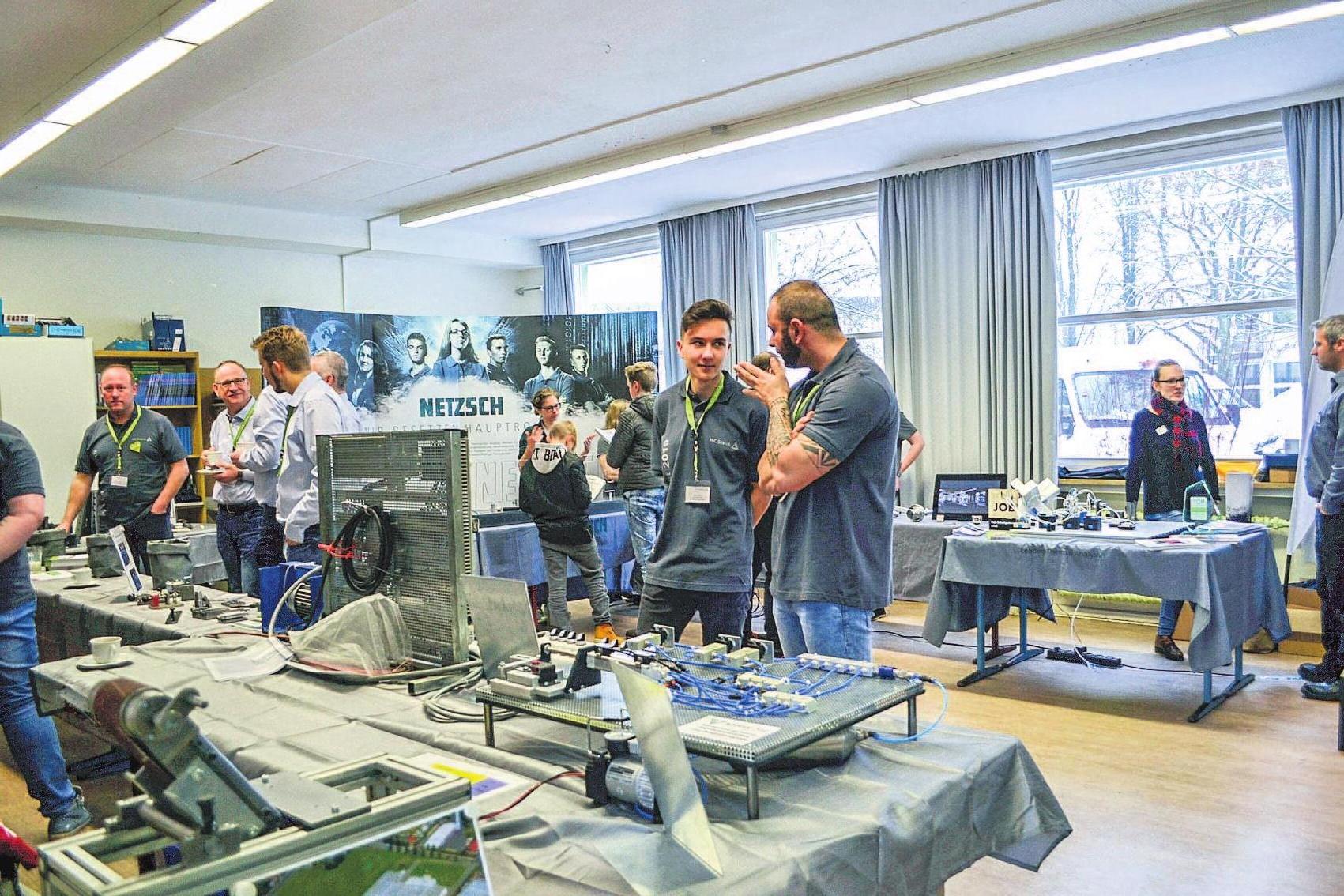 Mitarbeiter, Ausbilder und Auszubildende stehen bei der Berufswahl beratend zur Seite. Mitarbeiter, Ausbilder und Auszubildende stehen bei der Berufswahl beratend zur Seite.