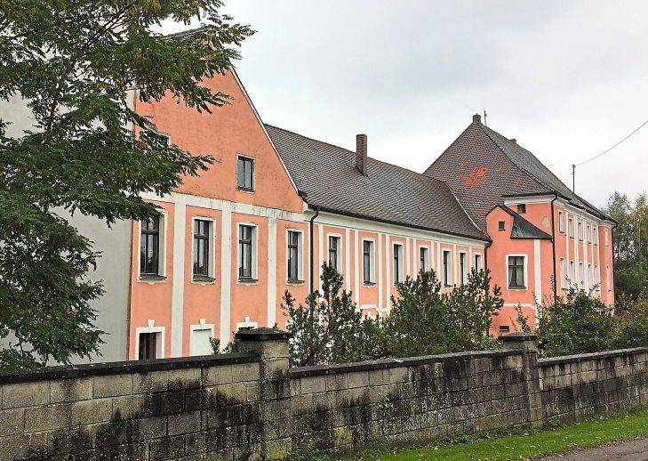Das Wasserschloss in Sinning aus dem 17. Jahrhundert ist heute Privatbesitz. Das Wasserschloss in Sinning aus dem 17. Jahrhundert ist heute Privatbesitz.