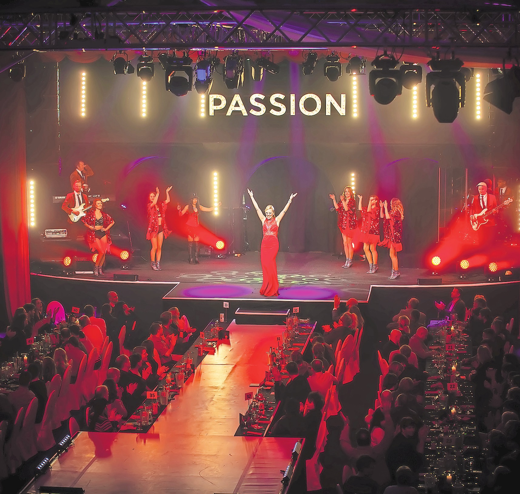 Premiere Dinnershow „Passion“ im Leipziger Stadtbad. Diva La Kruttke mit Showband Nightfever und Showballett Tabasco Dos Foto: P. Kumbier Premiere Dinnershow „Passion“ im Leipziger Stadtbad. Diva La Kruttke mit Showband Nightfever und Showballett Tabasco Dos Foto: P. Kumbier