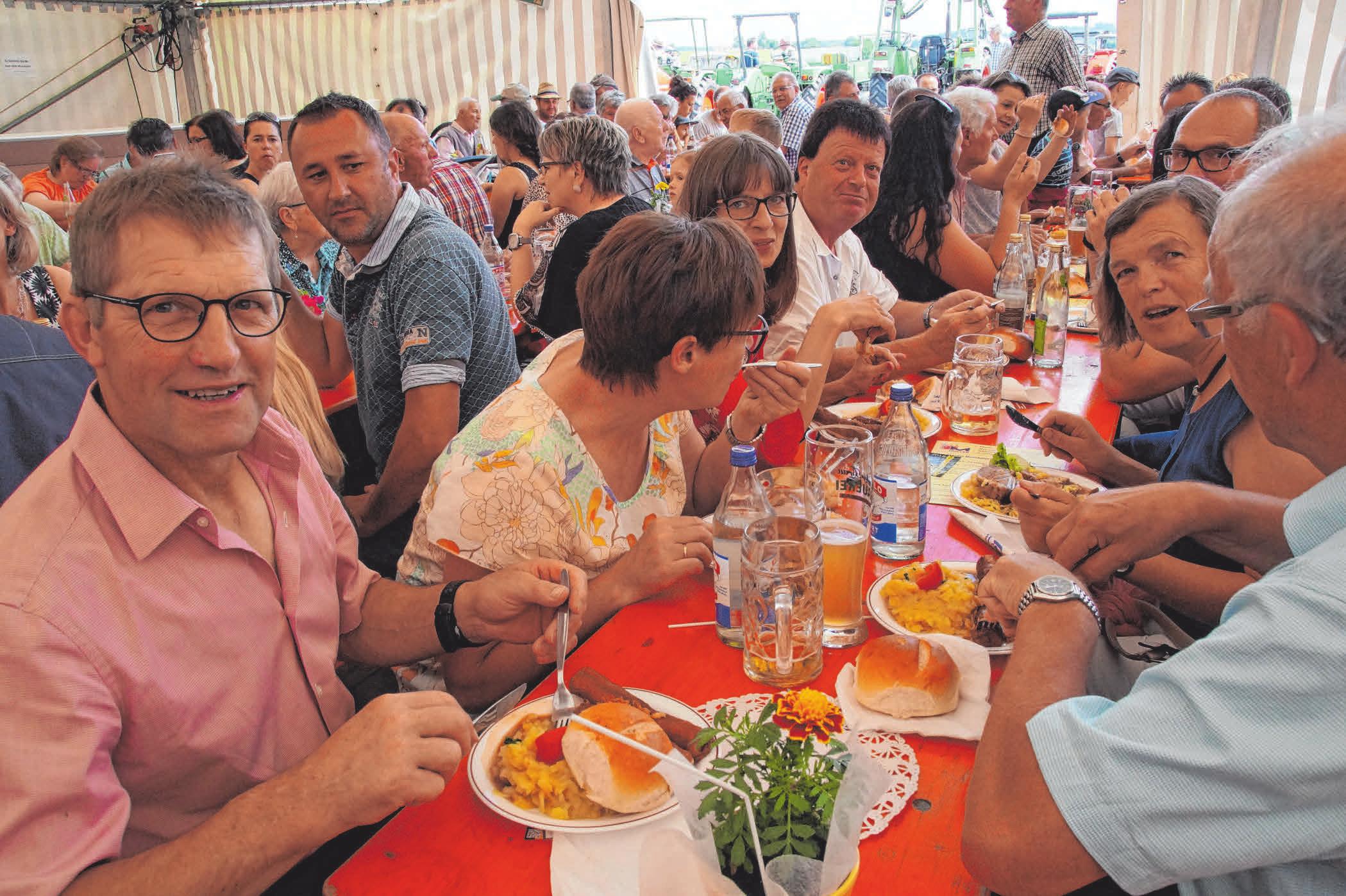 Für Essen und Trinken ist wieder bestens gesorgt. FOTO: WOLFGANG LUTZ Für Essen und Trinken ist wieder bestens gesorgt. FOTO: WOLFGANG LUTZ
