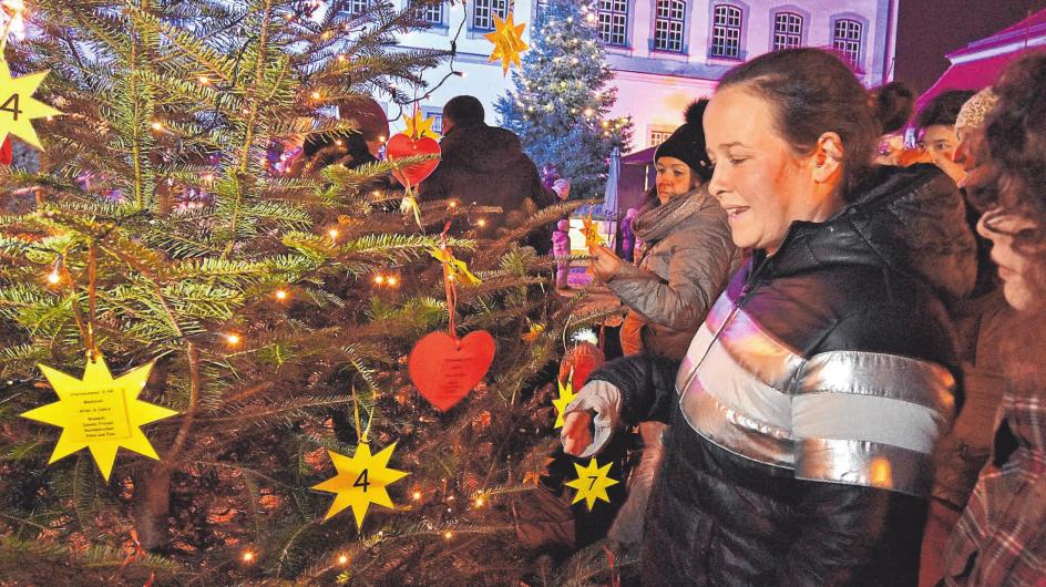 Anderen etwas Gutes tun: Die Aktion „Wunschbaum“ lädt zum Mitmachen ein. FOTO: AXEL PRIES Anderen etwas Gutes tun: Die Aktion „Wunschbaum“ lädt zum Mitmachen ein. FOTO: AXEL PRIES