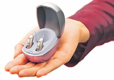 Modernste Technik auf kleinstem Raum: Hörgerät mit Ladeschale. In ihr wird der Akku aufgeladen