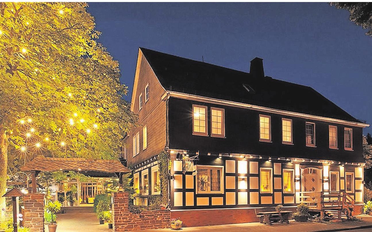 Stilvoll illuminiert strahlt der Sauerländer Hof auch abends Gemütlichkeit aus. Gäste sollen sich in dem Landhotel wohlfühlen und entspannen. Foto: Klaus-Peter Kappest Stilvoll illuminiert strahlt der Sauerländer Hof auch abends Gemütlichkeit aus. Gäste sollen sich in dem Landhotel wohlfühlen und entspannen. Foto: Klaus-Peter Kappest