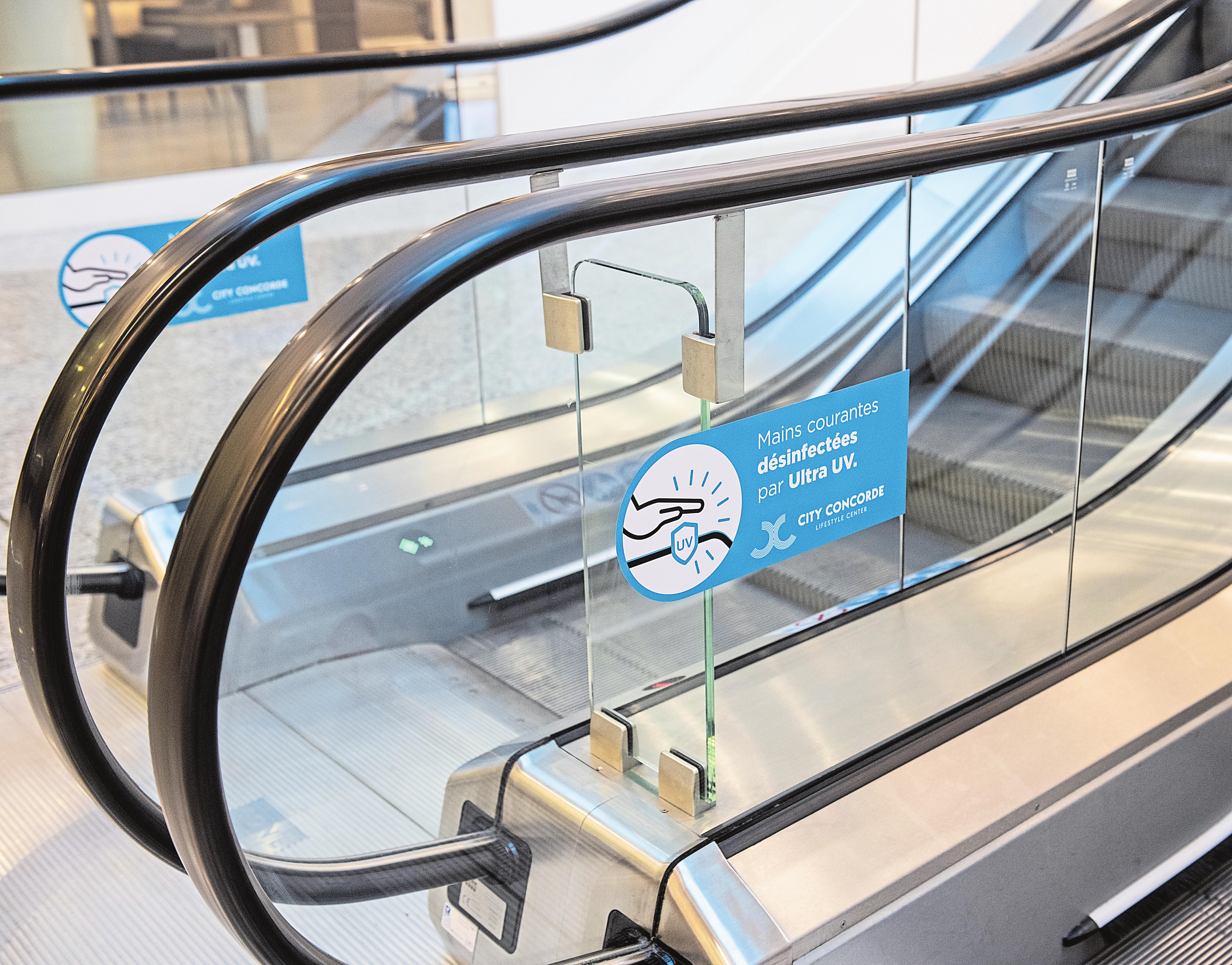 Les surfaces de contact sont régulièrement nettoyées par une équipe de nettoyage renforcée. Les mains courantes des escalators sont équipées d’un système de désinfection par lampes UV dernier cri.