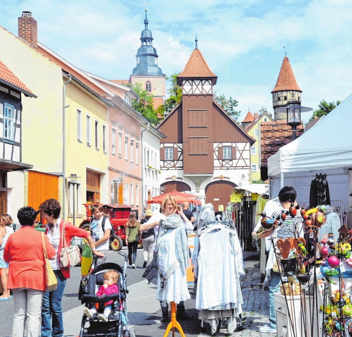 Buntes Treiben herrscht am 3. August wieder in der „Guten Stube“ von Ostheim v. d. Rhön, dem Schlösschen. Beim traditionellen Schnaidmart locken Aussteller, Musik und Rhöner Spezialitäten in und vor der Markthalle. FOTOS: TONYA SCHULZ Buntes Treiben herrscht am 3. August wieder in der „Guten Stube“ von Ostheim v. d. Rhön, dem Schlösschen. Beim traditionellen Schnaidmart locken Aussteller, Musik und Rhöner Spezialitäten in und vor der Markthalle. FOTOS: TONYA SCHULZ