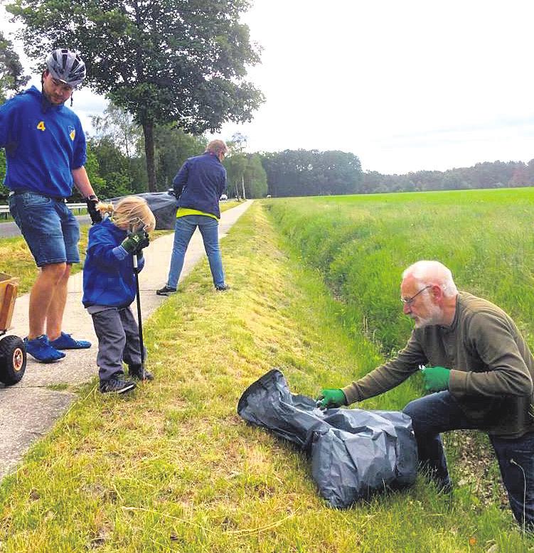 TuS-Mitglieder beim Müllsammeln in der Natur. Foto: privat TuS-Mitglieder beim Müllsammeln in der Natur. Foto: privat