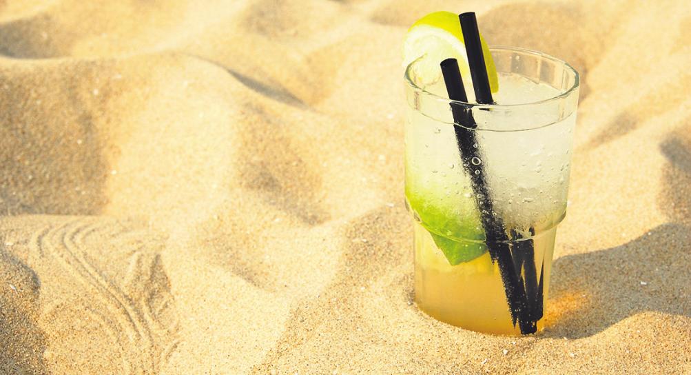 In der Sonne einen Cocktail zu genießen, ist reizvoll. Oft bleiben die Überreste aber liegen. Foto: S.H.exclusiv/stock.adobe.com In der Sonne einen Cocktail zu genießen, ist reizvoll. Oft bleiben die Überreste aber liegen. Foto: S.H.exclusiv/stock.adobe.com