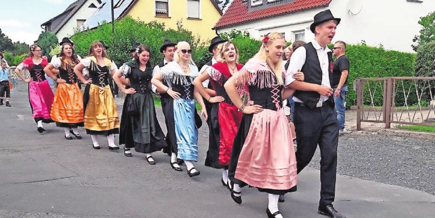 Zwölf Pärchen, je ein Fahnen-, Gießerträger und Blumenmädchen sowie mehrere Kapellen sorgen für eine stimmungsvolle Kerwa. Fotos: Verein Zwölf Pärchen, je ein Fahnen-, Gießerträger und Blumenmädchen sowie mehrere Kapellen sorgen für eine stimmungsvolle Kerwa. Fotos: Verein