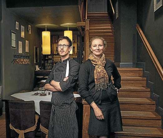 Gastronomie mit Leidenschaft: Thorsten Mollenhauer, Küchenchef im Lüneburg-Haus, und Inhaberin Christina Mann. FOTO: PEPE LANGE Gastronomie mit Leidenschaft: Thorsten Mollenhauer, Küchenchef im Lüneburg-Haus, und Inhaberin Christina Mann. FOTO: PEPE LANGE