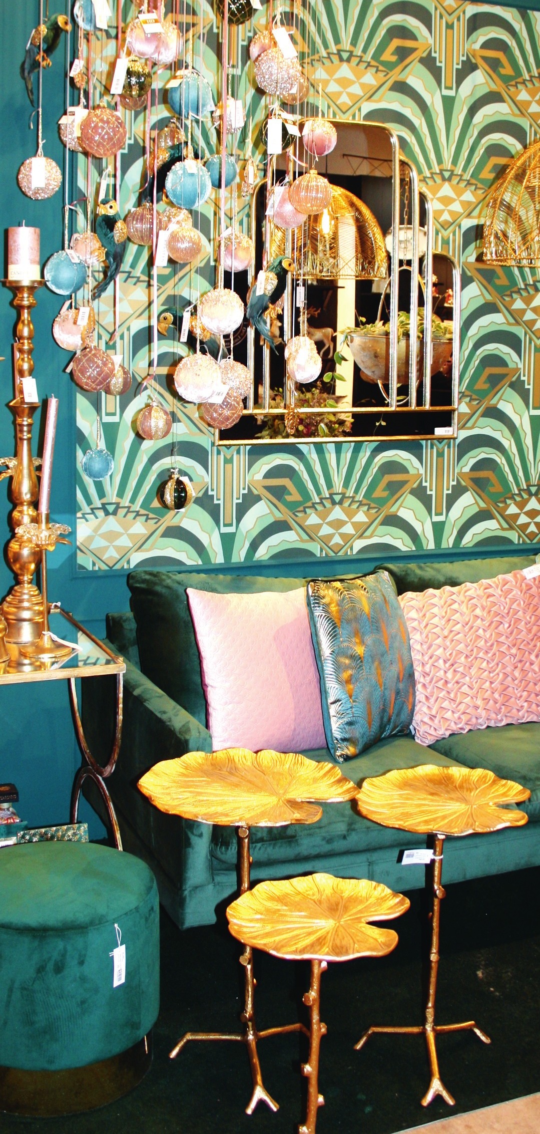 Smaragdgrün und Blau treffen auf Gold – hier am Stand von Kersten. Smaragdgrün und Blau treffen auf Gold – hier am Stand von Kersten.