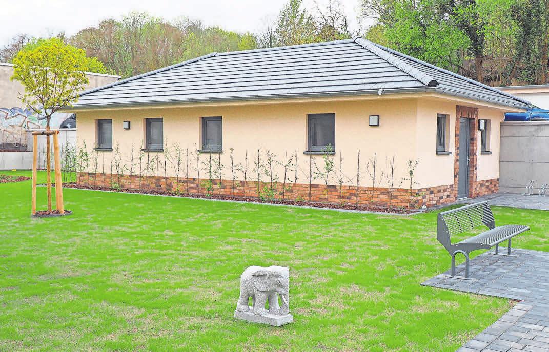 Zwei kleine Bungalows können die Mieter als Abstellräume und Ersatz für einen Keller nutzen. Zwei kleine Bungalows können die Mieter als Abstellräume und Ersatz für einen Keller nutzen.