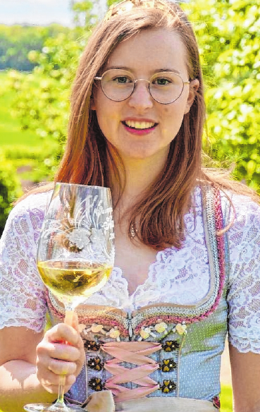 Donnersdorfs Weinprinzessin Hanna freut sich auf Gäste in den Gaden. FOTO:PFRANG Donnersdorfs Weinprinzessin Hanna freut sich auf Gäste in den Gaden. FOTO:PFRANG