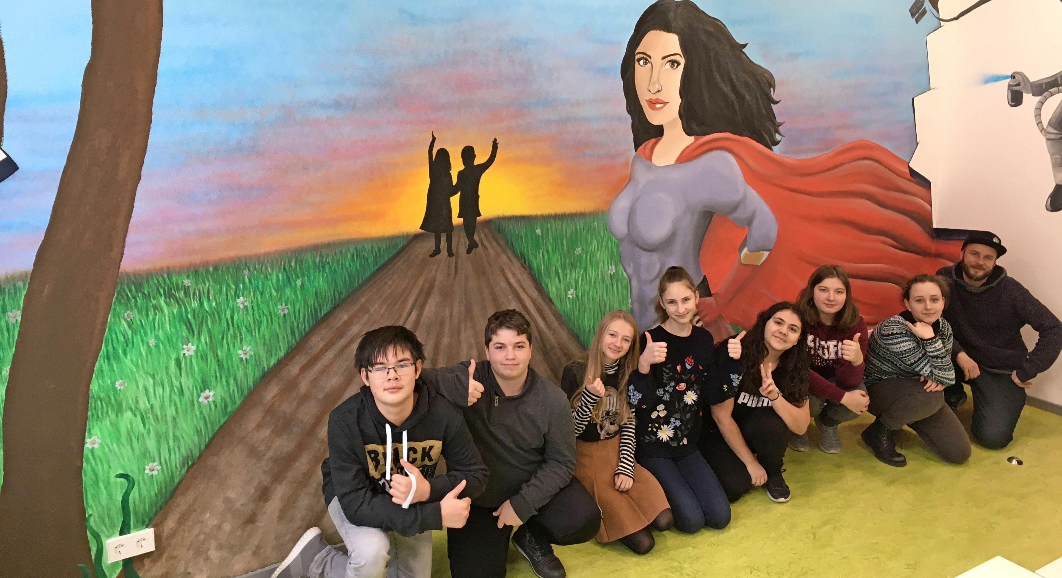 Die Schülerinnen und Schüler zusammen mit dem Graffiti-Künstler Bernd Eisold vor ihrem Kunstwerk. Foto: privat Die Schülerinnen und Schüler zusammen mit dem Graffiti-Künstler Bernd Eisold vor ihrem Kunstwerk. Foto: privat