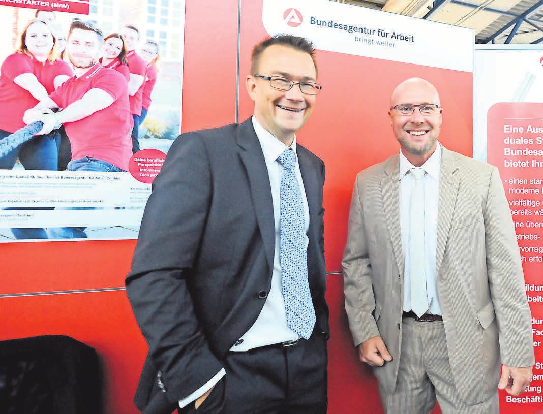 Volker Basche und Boris Müller (v.l.) informieren die Besucher auf der Ausbildungsmesse. FOTO: GERLINDE IRMSCHER Volker Basche und Boris Müller (v.l.) informieren die Besucher auf der Ausbildungsmesse. FOTO: GERLINDE IRMSCHER