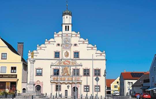 Geschichte, Natur und Kultur: Das alles und noch viel mehr ist Gaimersheim. Oben das Rathaus, darunter die katholische Pfarrkirche und die Mariensäule am Marktplatz. Fotos: Mayer Geschichte, Natur und Kultur: Das alles und noch viel mehr ist Gaimersheim. Oben das Rathaus, darunter die katholische Pfarrkirche und die Mariensäule am Marktplatz. Fotos: Mayer