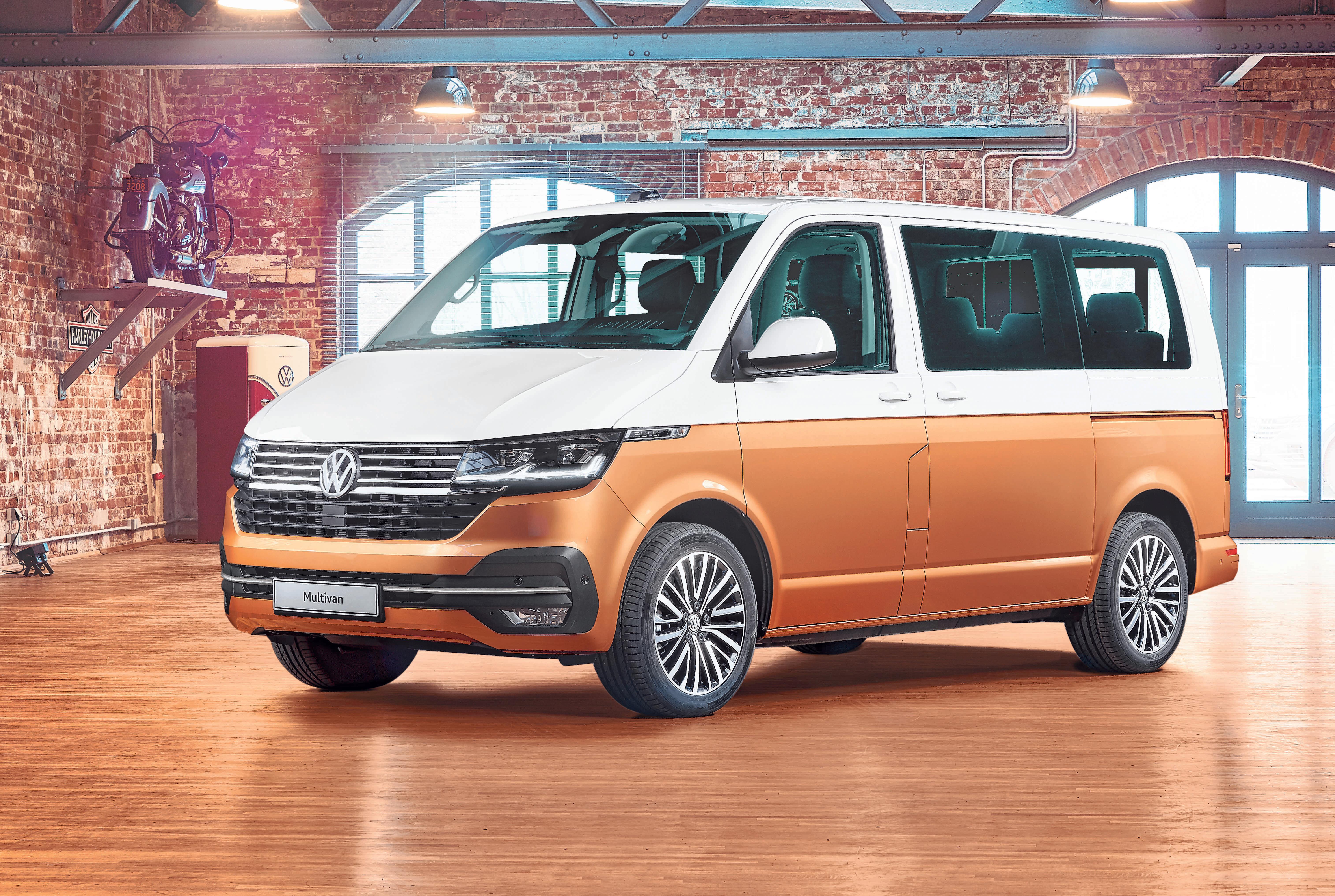 Der neue Multivan überzeugt mit einer Vielzahl neuer Assistenzsysteme und erstmals digitalen Instrumenten. FOTO: VOLKSWAGEN AG Der neue Multivan überzeugt mit einer Vielzahl neuer Assistenzsysteme und erstmals digitalen Instrumenten. FOTO: VOLKSWAGEN AG